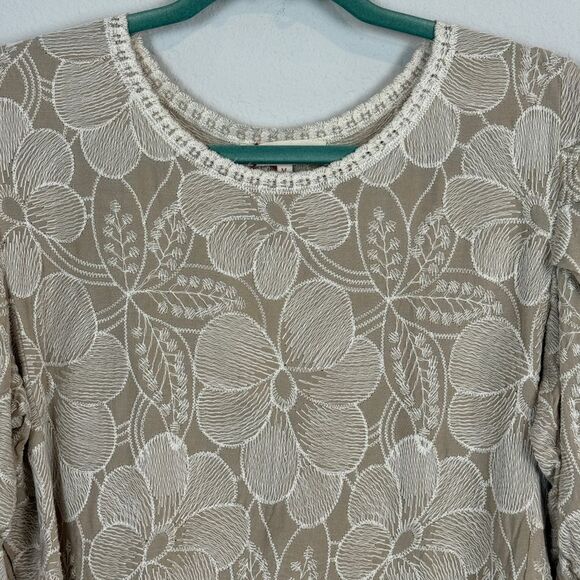 Solitaire Embroidered Short Sleeve Blouse M NWT - Picture 2 of 9
